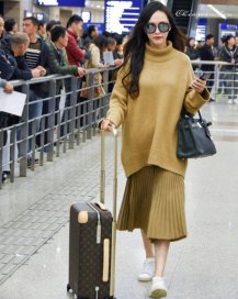 Học lỏm 1001 mix áo sweater của sao Hàn để ghi điểm phong cách mùa Đông này