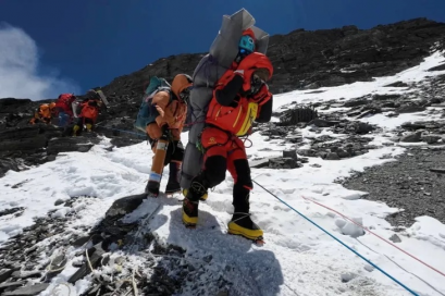 Cứu sống một nhà leo núi trên 'vùng chết' đỉnh Everest