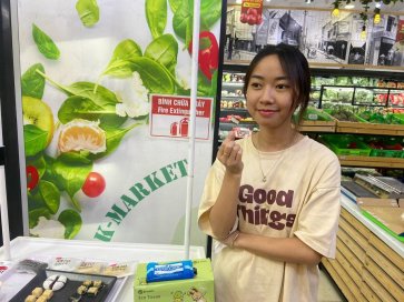 Khách hàng thích thú trải nghiệm ẩm thực của Hàn Quốc tại siêu thị K-Market