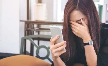 Tin nhắn mập mờ lúc nửa đêm của tình cũ khiến người phụ nữ khốn khổ